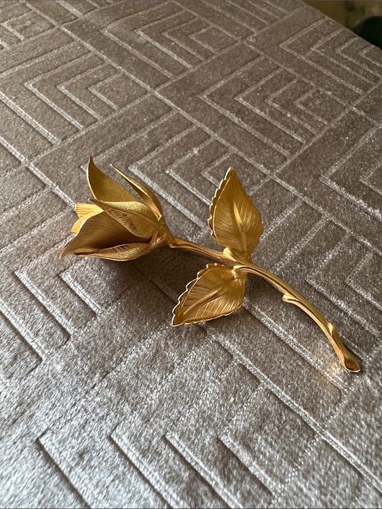 giovanni Accessories - Giovanni Gold Tone Floral Rose Brooch Pin - Sculpted Metallic Flower Accessory